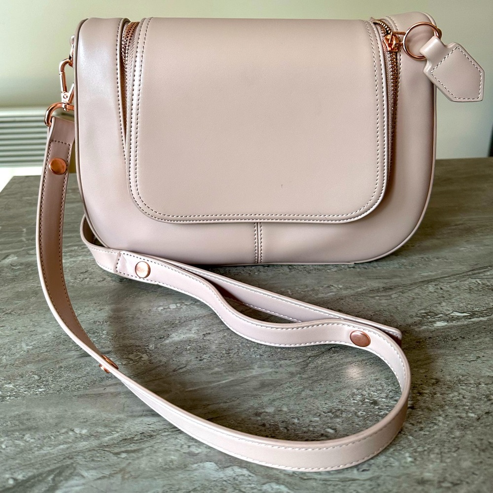 Benevolence purse in nude /light pink colour.